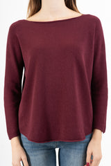modella indossando Maglia over collo a barchetta con orlo stondato in viscosa colore Bordeaux Unica