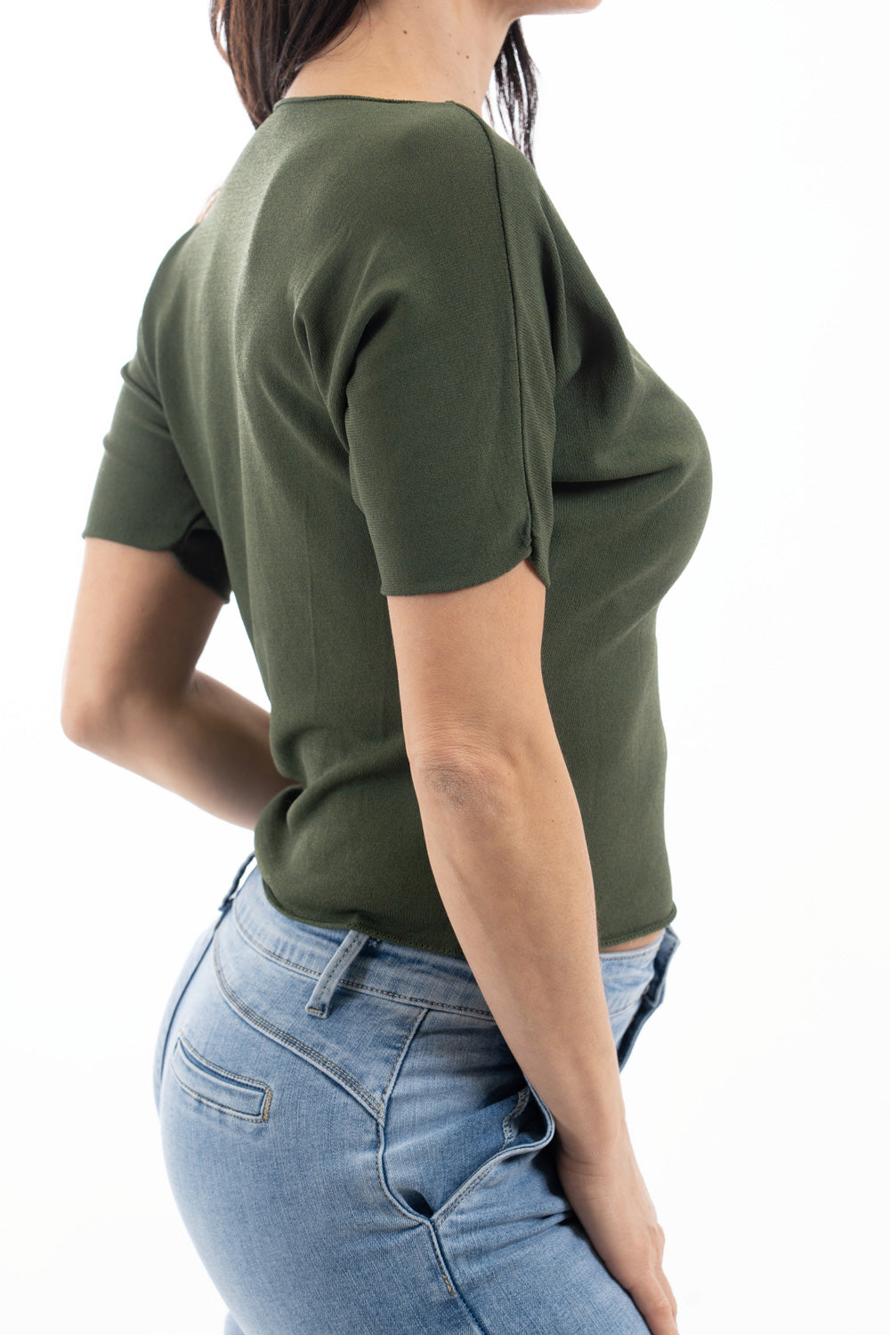 modella indossando Maglia in viscosa a manica corta con finitura minimal colore