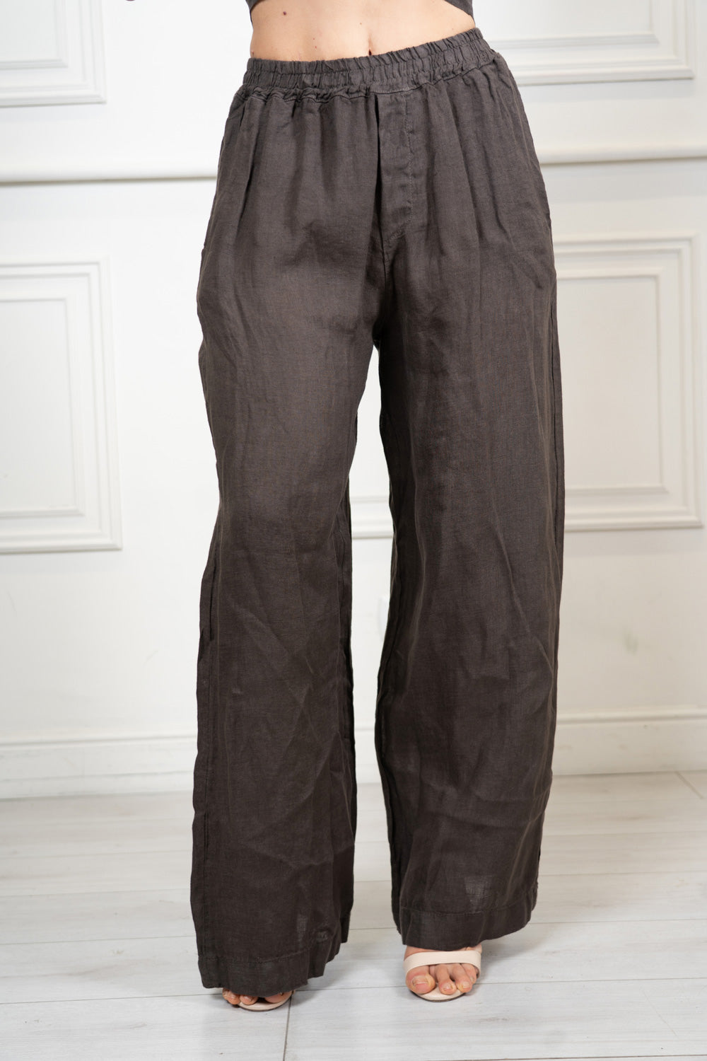 Pantalone a palazzo in puro lino con tasche.
