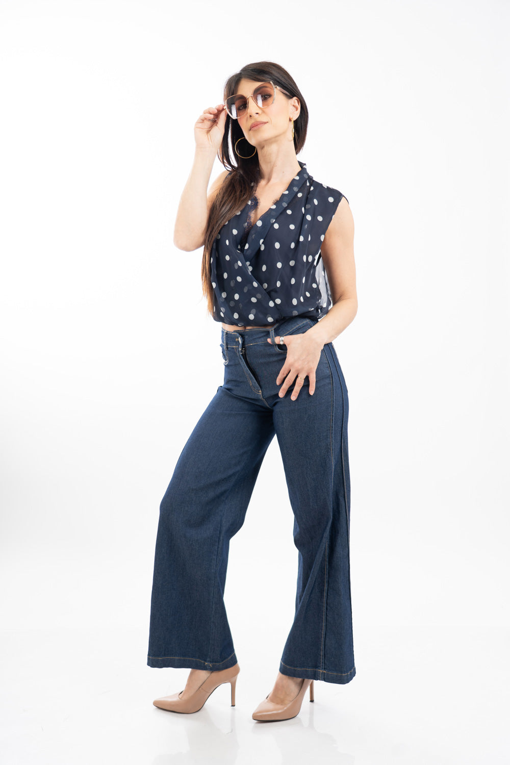 modella indossando Jeans gamba ampia dritta in denim leggero elasticizzato con cuciture frontali colore