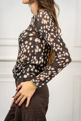 modella indossando Maglia Aveline Ocelot in misto cashmere colore