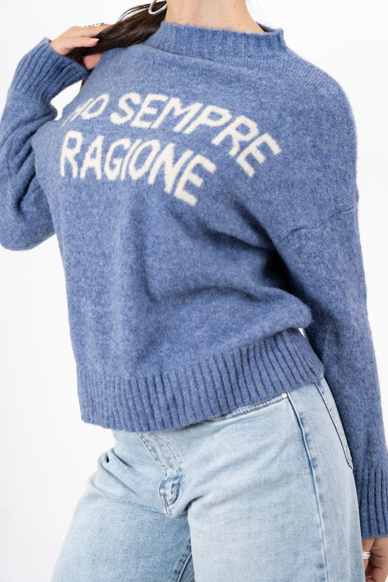 modella indossando Maglione girocollo con scritta “Ho sempre ragione” in misto lana Made in Italy colore