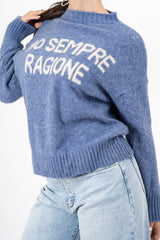 modella indossando Maglione girocollo con scritta “Ho sempre ragione” in misto lana Made in Italy colore