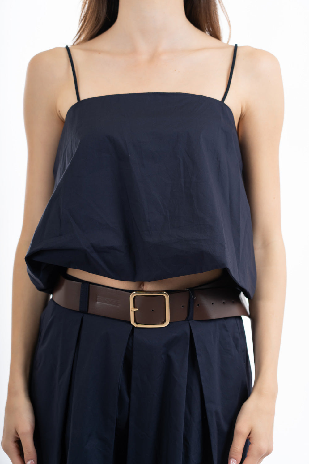 modella indossando Top a fascia a palloncino in cotone leggero colore Blu Unica