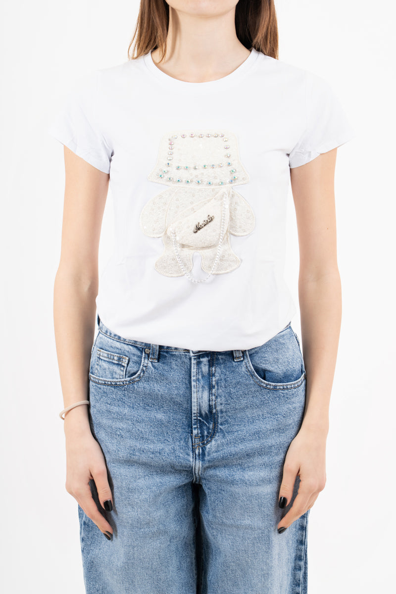 modella indossando T-shirt in cotone elasticizzato con orsetto gioiello applicato colore Bianco Unica