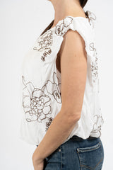 Blusa ricamata in tencel con spalle ad aletta e fondo balloon.