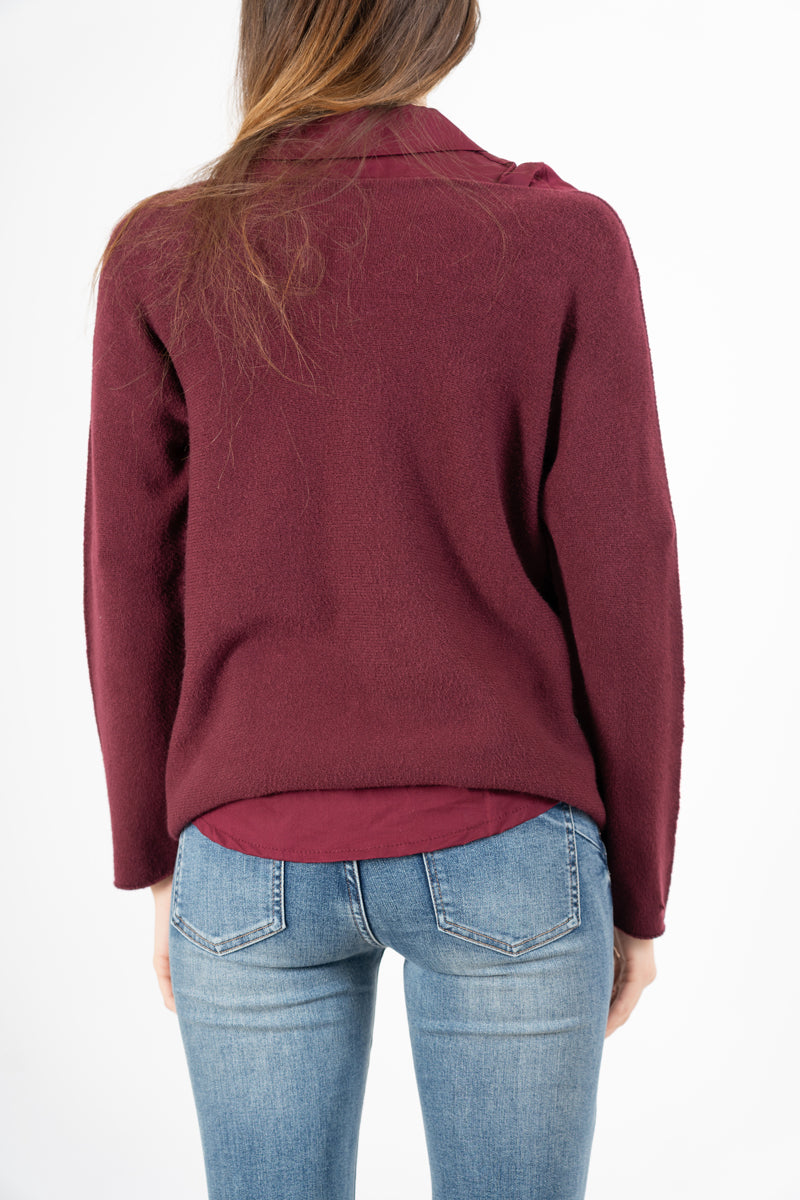 modella indossando Maglia over con scollo a V e orlo stondato in viscosa colore