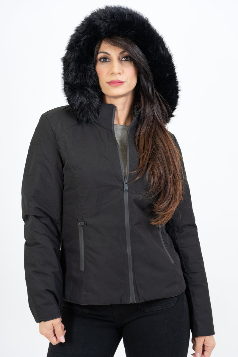 modella indossando Piumino nero double-face corto avvitato con cappuccio e pelliccia rimovibile colore Nero