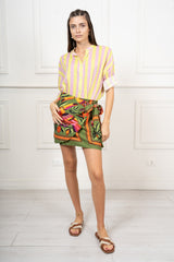 modella indossando Camicia in Cotone Leggero a Righe Bicolore Made in Italy colore