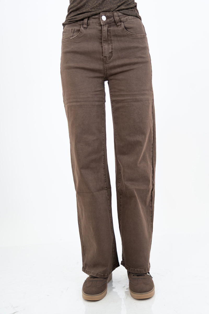 modella indossando Jeans a vita alta gamba dritta in denim morbido marrone colore