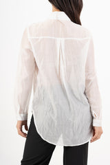 modella indossando Camicia over velata con colletto gioiello colore