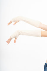 modella indossando Manicotti SoftWarm in misto lana e viscosa colore Beige Unica