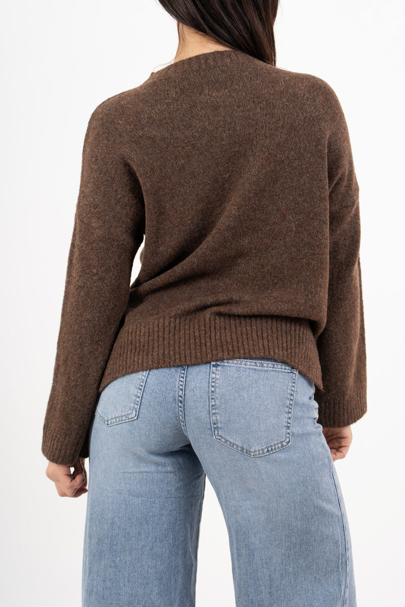 modella indossando Maglione over girocollo con fondo asimmetrico e spacchi laterali colore