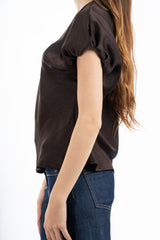 modella indossando Blusa effetto raso cangiante con scollo V e manica con cucitura interna colore