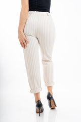modella indossando Pantalone gessato beige con elastico in vita e risvolto regolabile colore