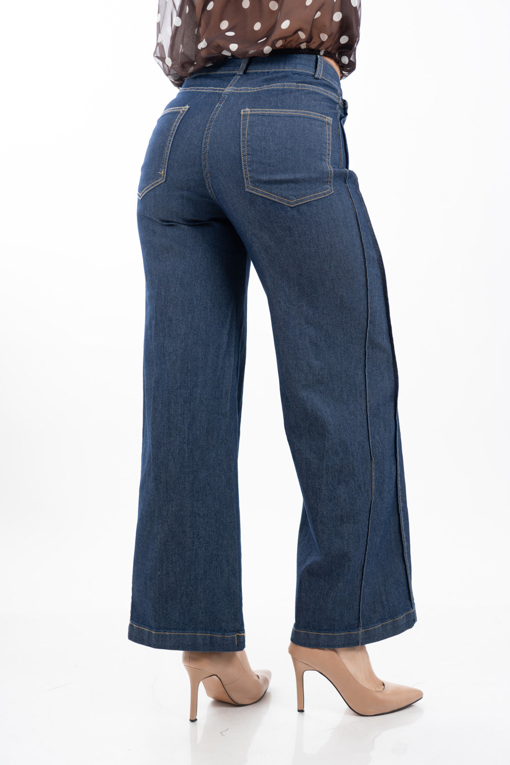 modella indossando Jeans gamba ampia dritta in denim leggero elasticizzato con cuciture frontali colore