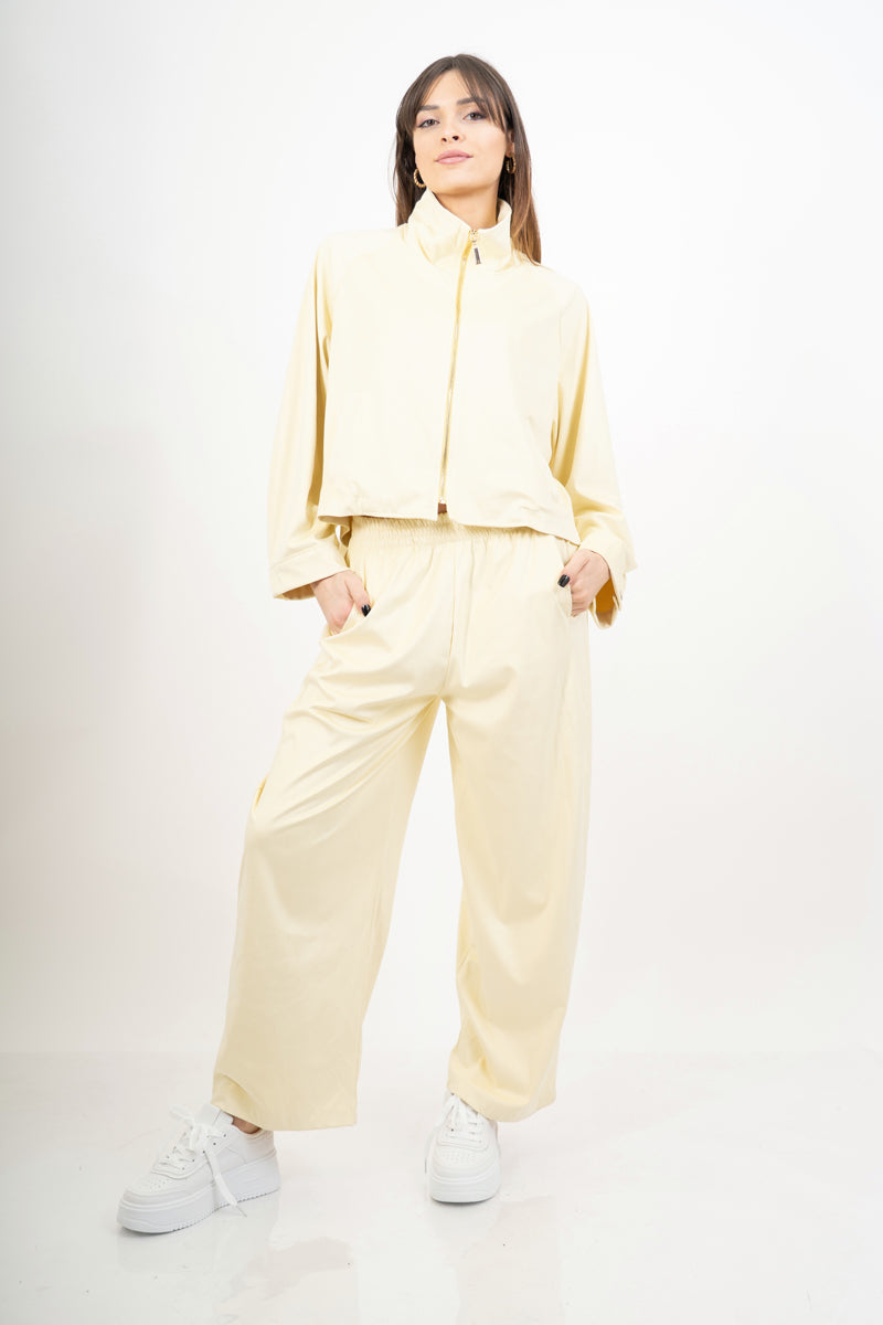 modella indossando Giacca in dainetto con zip e polsini regolabili colore