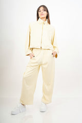 modella indossando Giacca in dainetto con zip e polsini regolabili colore