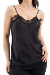 modella indossando Top satinato con pizzo e spalline sottili effetto lingerie colore Nero Unica