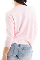 modella indossando Maglia ampia corta davanti e più lunga dietro in filato leggero colore