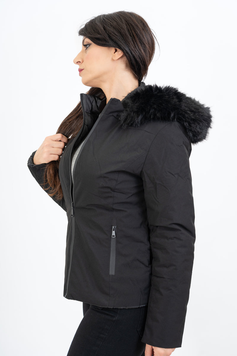 modella indossando Piumino nero double-face corto avvitato con cappuccio e pelliccia rimovibile colore