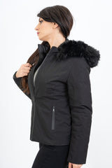 modella indossando Piumino nero double-face corto avvitato con cappuccio e pelliccia rimovibile colore