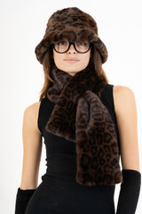 modella indossando Sciarpa FurMood Maculata effetto pelliccia colore