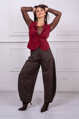 modella indossando Gilet Solenne in maglia con collo blazer colore