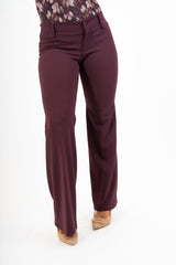 Pantalone svasato in crep con baschina alta Prugna