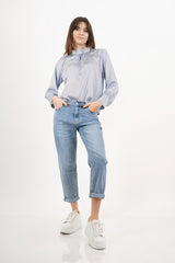 modella indossando Blusa in raso a pois con collo coreano e maniche arricciate colore