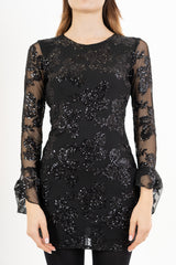 modella indossando Abito corto in microrete con paillettes e schiena scoperta colore