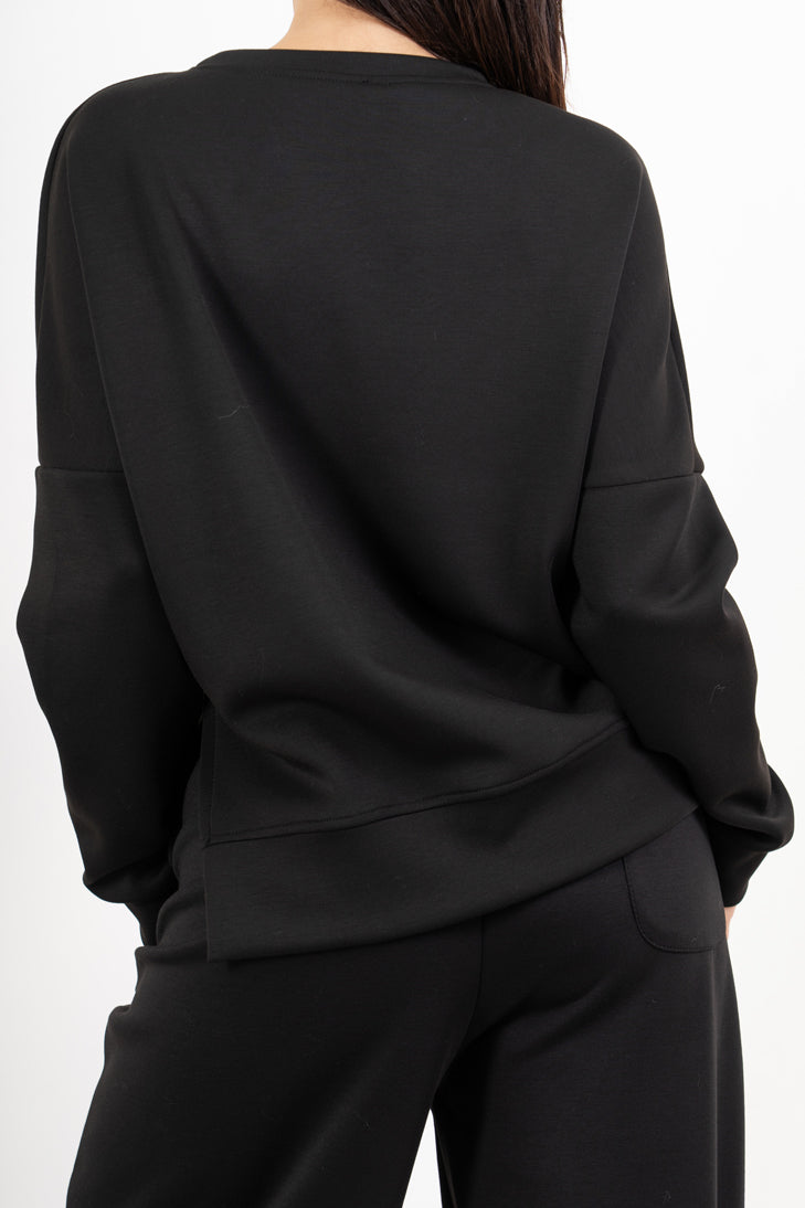 modella indossando Felpa girocollo in misto viscosa con spacchi laterali colore