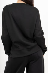 modella indossando Felpa girocollo in misto viscosa con spacchi laterali colore