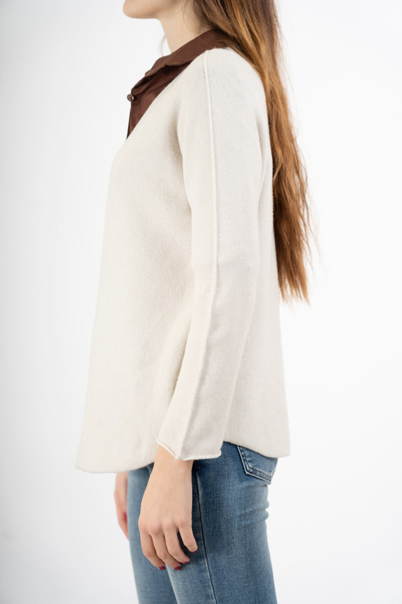 modella indossando Maglia over con scollo a V e orlo stondato in viscosa colore