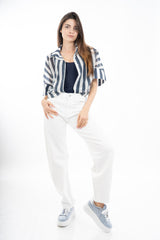 modella indossando Camicia corta a righe in tela velata misto tencel con manica ampia colore