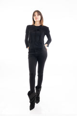 modella indossando Jeans skinny a vita media in denim elasticizzato nero colore