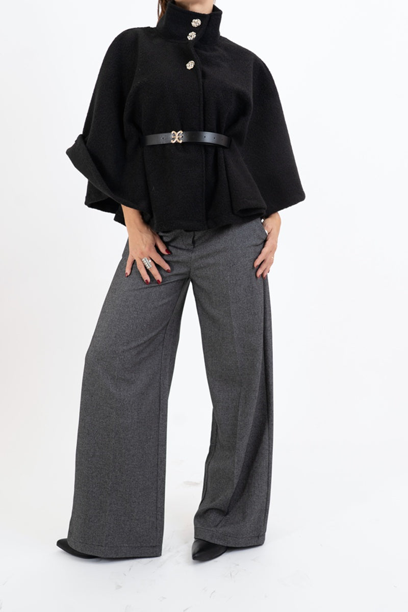 modella indossando Mantella GoldBelt con collo alto e cintura colore