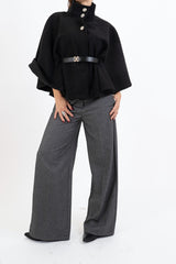 modella indossando Mantella GoldBelt con collo alto e cintura colore