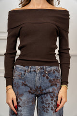 modella indossando Maglia Liora scollo Bardot colore