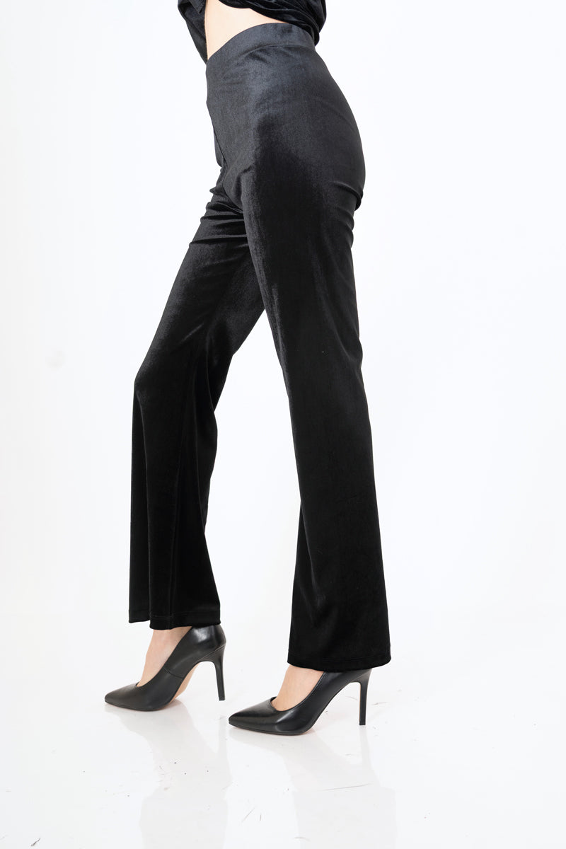 modella indossando Pantalone a zampa in velluto liscio elasticizzato colore
