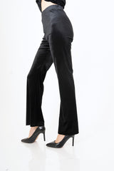 modella indossando Pantalone a zampa in velluto liscio elasticizzato colore