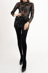 modella indossando Minigonna in microrete con paillettes e shorts interno colore Nero Unica
