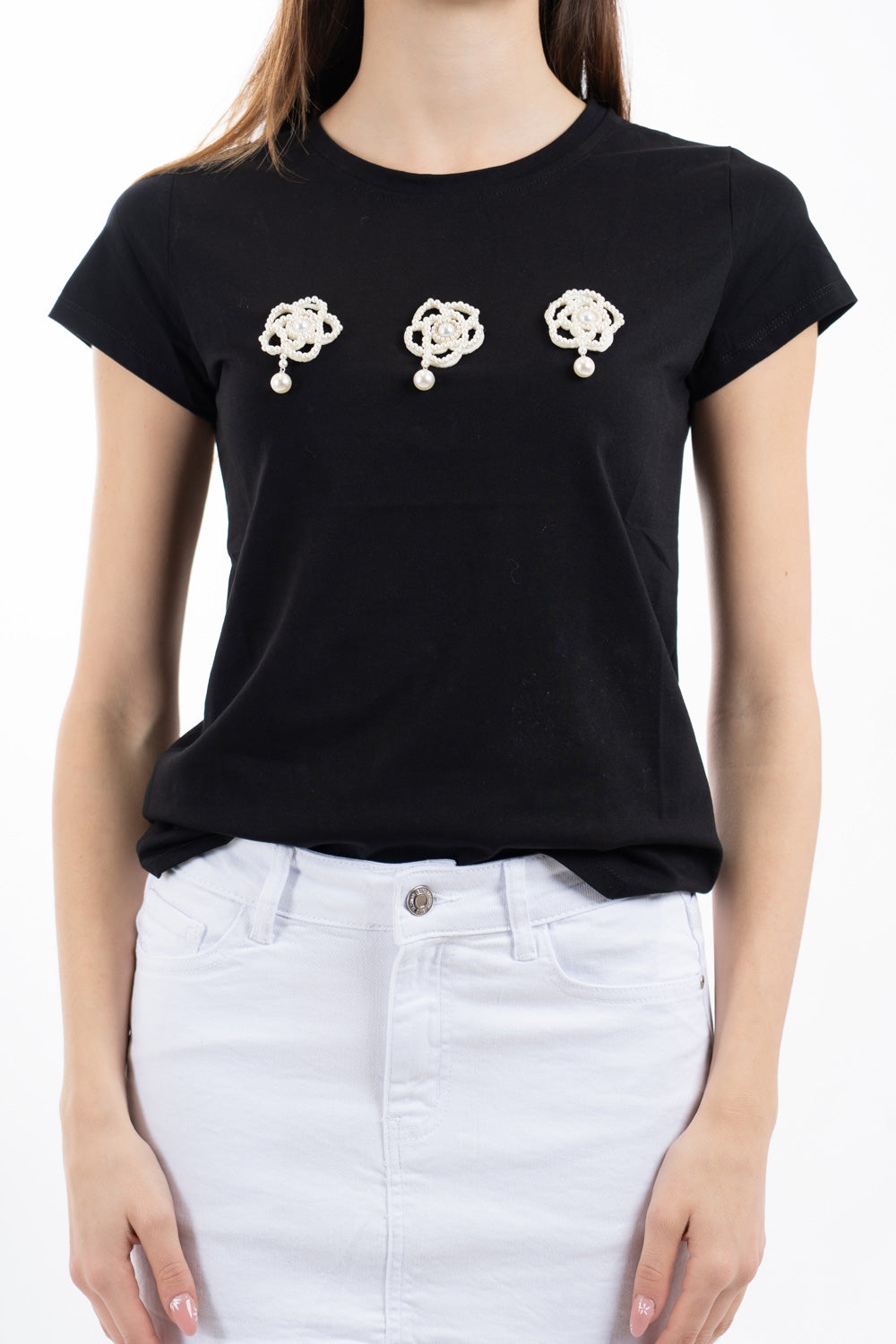 modella indossando T-shirt in cotone elasticizzato con applicazione gioiello fiore colore Nero Unica
