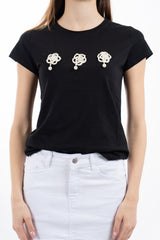 modella indossando T-shirt in cotone elasticizzato con applicazione gioiello fiore colore Nero Unica