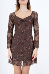 modella indossando Abito corto in microrete elasticizzata con ricamo di paillettes colore