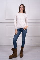 modella indossando Cardigan Elowen scollo V colore