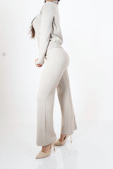 modella indossando Completo maglia e pantalone in filato misto viscosa colore