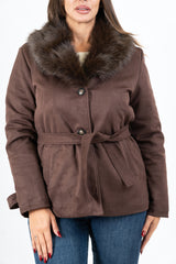 modella indossando Giacca ecocamoscio corta con collo in eco-pelliccia - Marrone colore Marrone