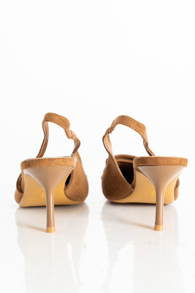 modella indossando Slingback con frange e fibbia – CUOIO colore