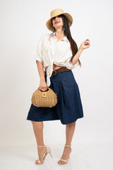 Camicia ampia con ricami floreali e nodo.